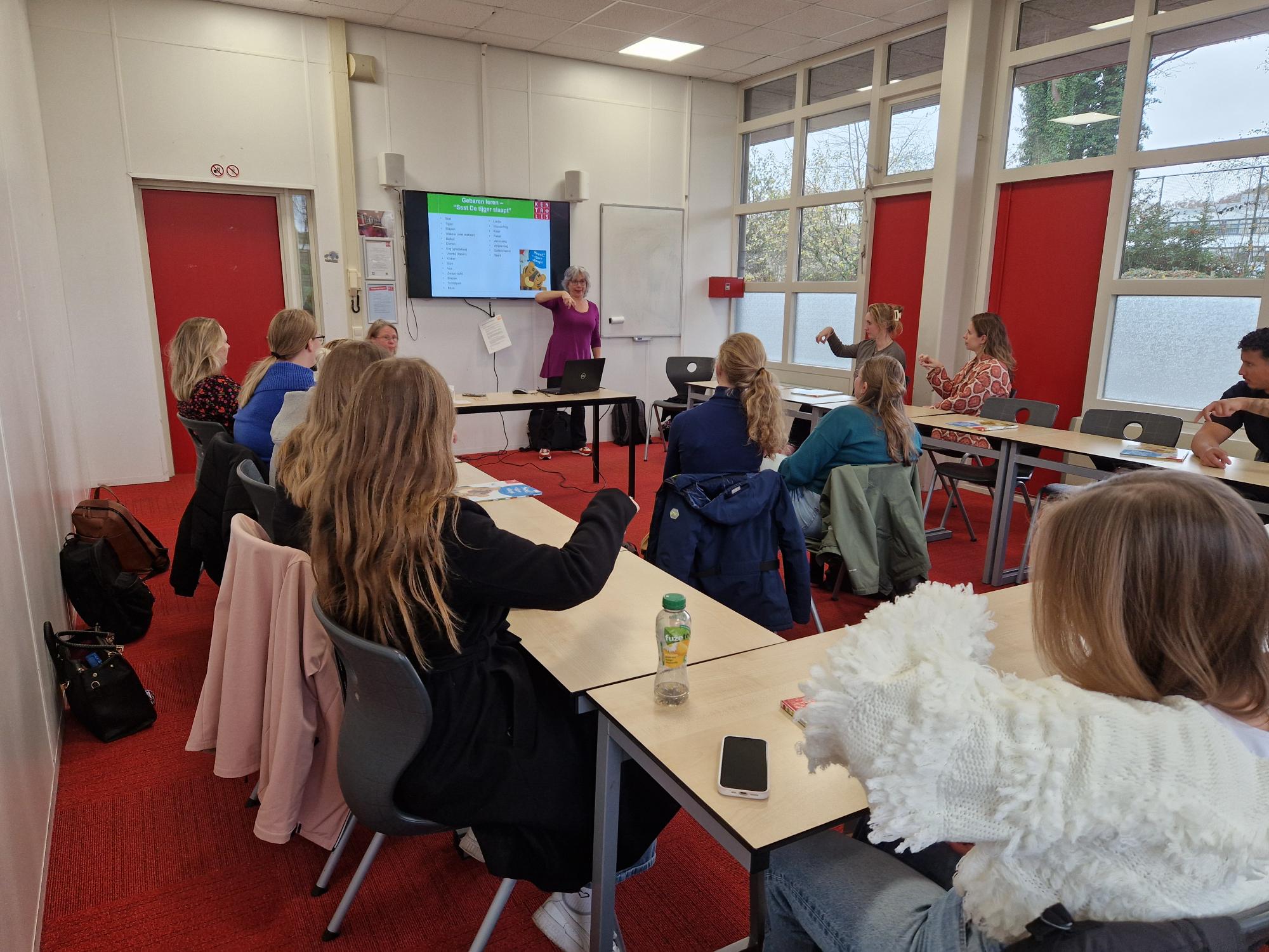 Dove docenten leren studenten hoe je een boek voorleest met gebaren