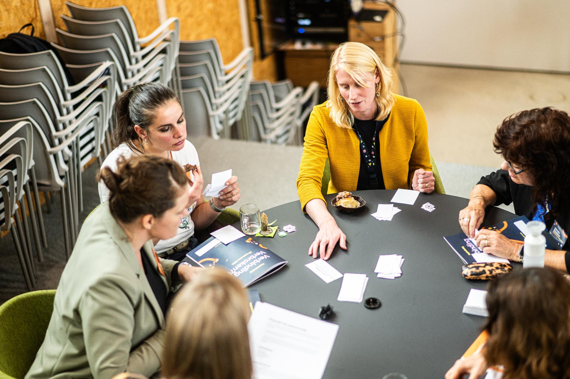 Artikelafbeelding Wat een inspiratie en energie tijdens het digitaal burgerschap event 𝐕𝐞𝐫𝐛𝐢𝐧𝐝𝐢𝐧𝐠 𝐕𝐞𝐫𝐛𝐫𝐨𝐤𝐞𝐧?!